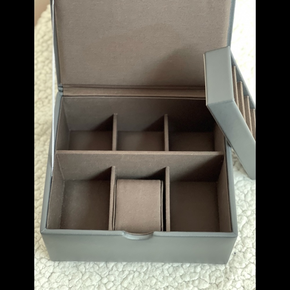London Carter’s jewelry box